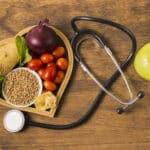 qu'est-ce que le cholestérol : Aliments sains et stéthoscope médical.