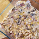 Plat de lasagnes de poulet aux poireaux et champignons, gratinées avec une béchamel dorée dans un plat en terre cuite.