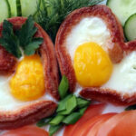 Oeufs en forme de coeur dans du pain pour illustrer la relation entre les oeufs et le cholestérol