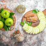 Pomme fraîche entière et coupée, source naturelle de fibres et d’antioxydants, idéale pour réguler le cholestérol.