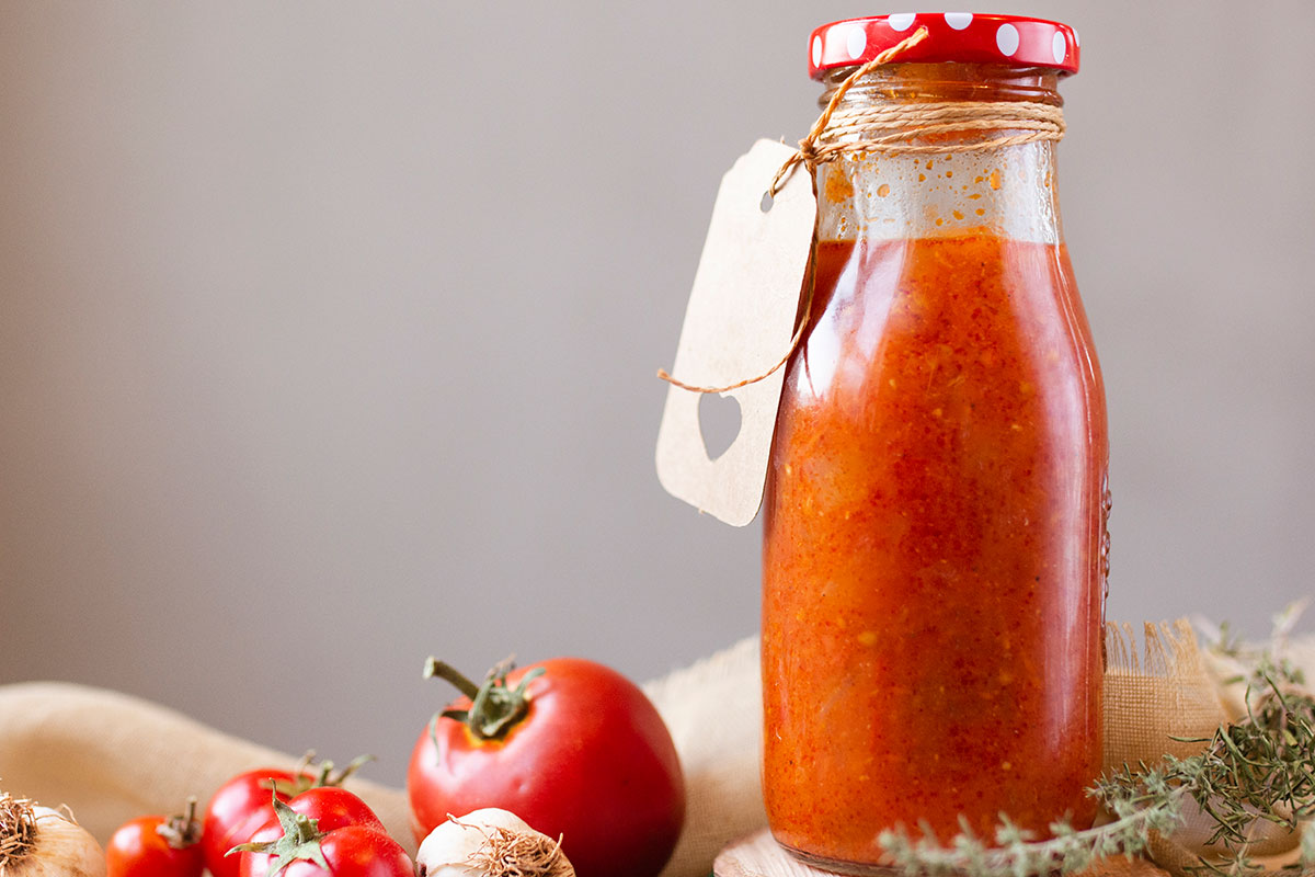 Sauce tomate maison dans un bocal en verre