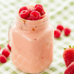 smoothie banane framboise dans un grand verre pour un goûter anti cholestérol