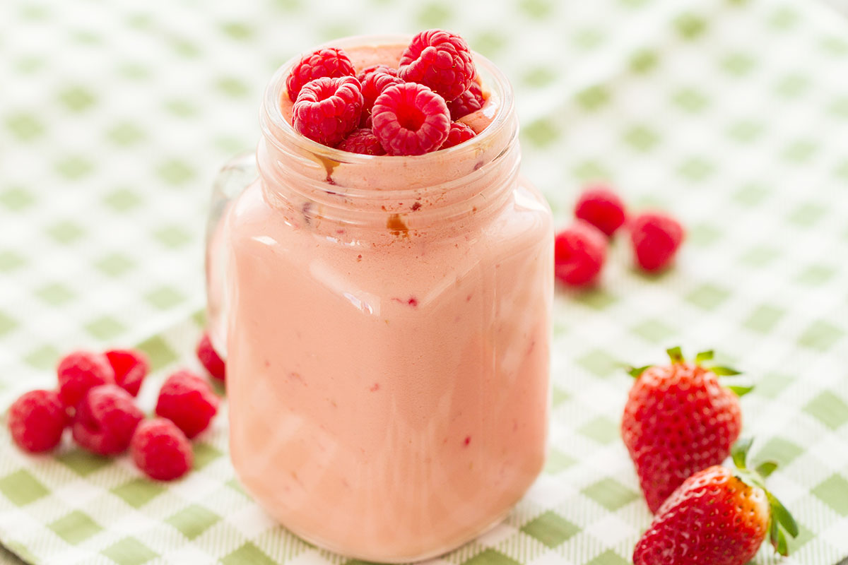 smoothie banane framboise dans un grand verre pour un goûter anti cholestérol