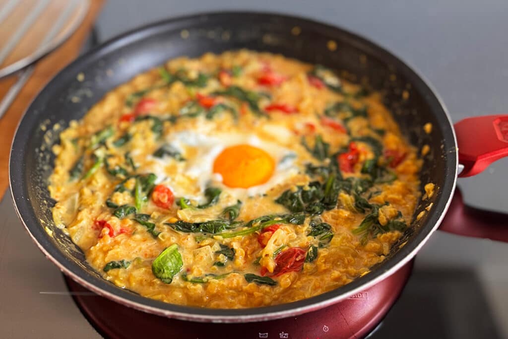 Dahl de lentilles corail à l’œuf : la recette saine, réconfortante et idéale pour le cholestérol