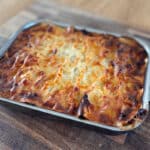 Plat de lasagnes de poulet aux poireaux et champignons à la sortie du four