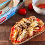 recette anti cholestérol : une tartine de maquereau à la tomate servie sur une belle tranche de pain complet