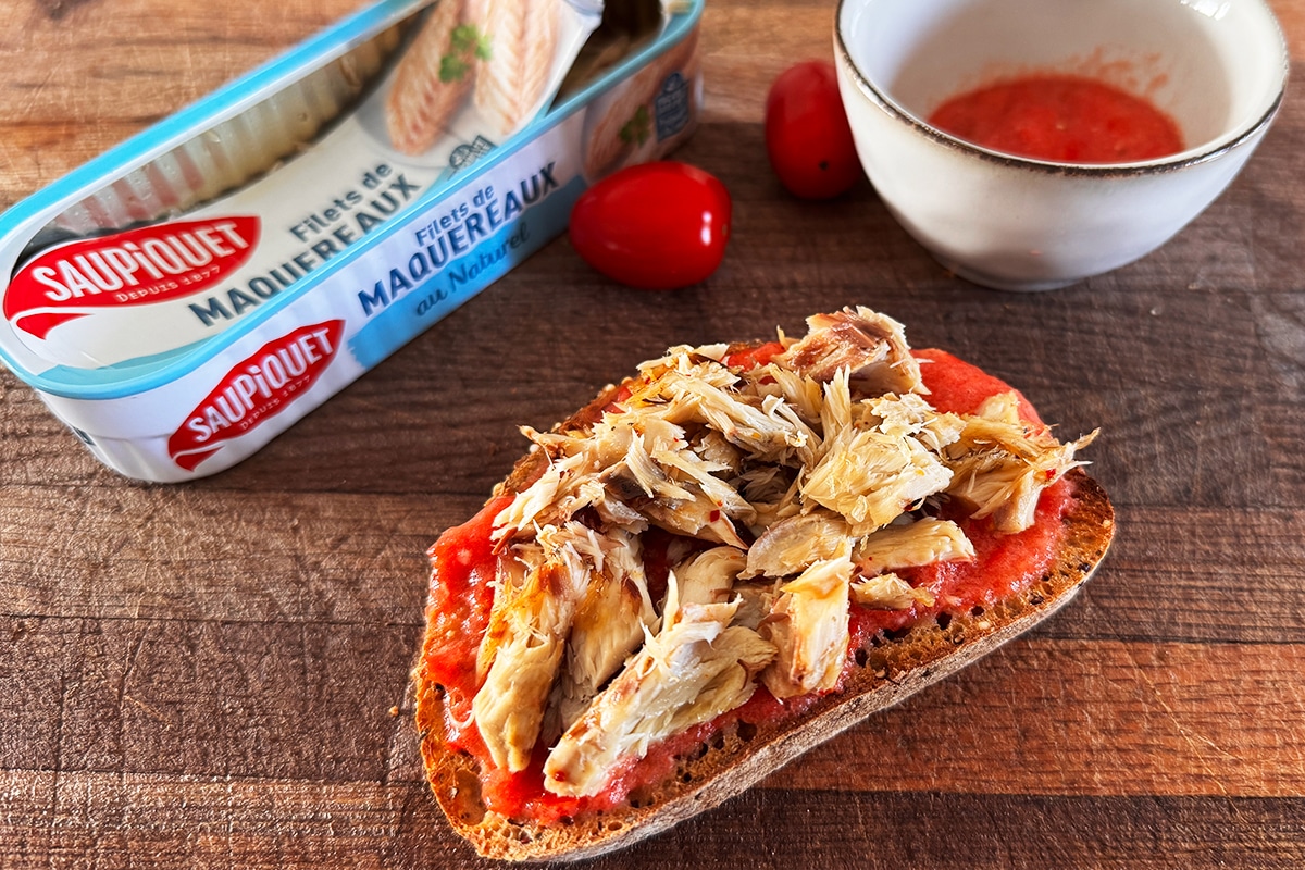 recette anti cholestérol : une tartine de maquereau à la tomate servie sur une belle tranche de pain complet