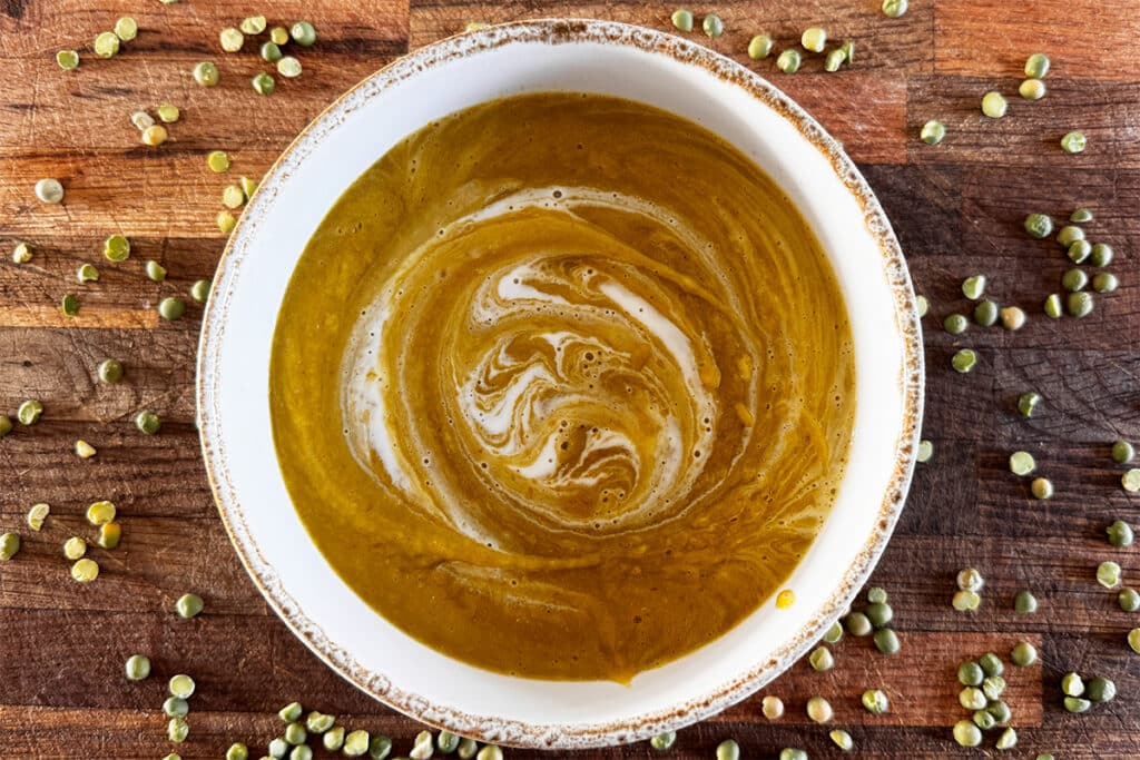 Un velouté de pois cassés dans un bol avec un peu de crème