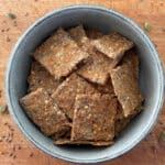 Crackers maison croustillants aux farines complètes et aux graines, servis dans un bol pour un apéritif sain