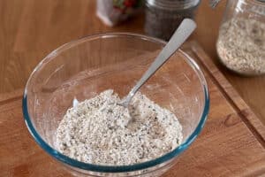 Mélange des ingrédients secs pour crackers maison aux farines complètes et aux graines