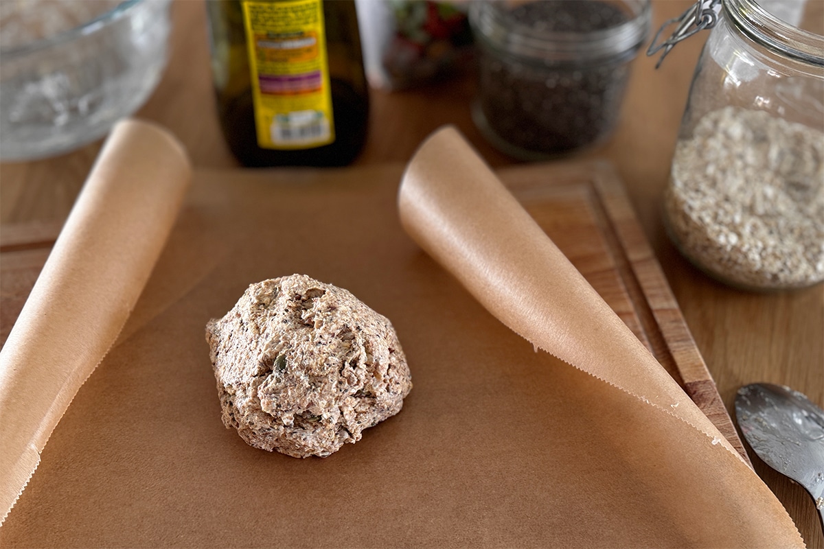 Pâte à crackers maison reposant sur du papier cuisson avant étalage