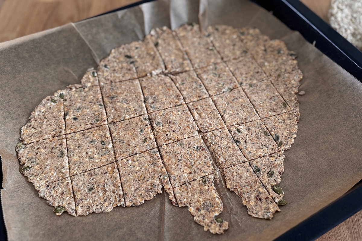 Découpe des crackers maison en carrés avant cuisson au four