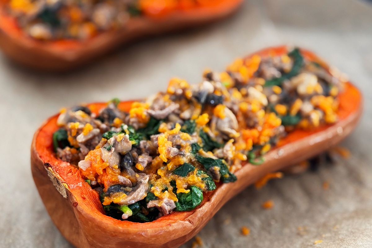 Butternut farcie au bœuf, épinards et champignons, gratinée au four