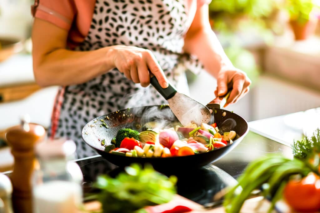 Préparation d’un repas simple et équilibré à base de légumes, dans une cuisine du quotidien, quand on commence à faire attention à son cholestérol