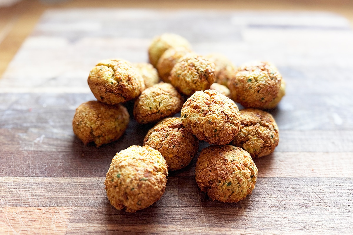 Falafels maison aux pois chiches, cuits au air fryer, dorés et croustillants