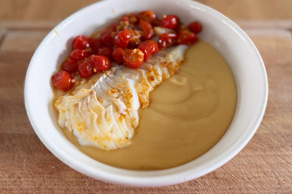 Purée de lentilles corail et pommes de terre onctueuse servie avec cabillaud et tomates cerises poêlées
