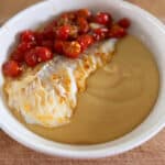 Purée de lentilles corail et pommes de terre onctueuse servie avec cabillaud et tomates cerises poêlées